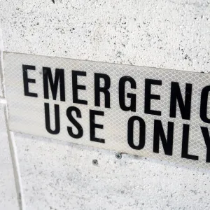 EMERGENCY USE ONLY メタルサイン