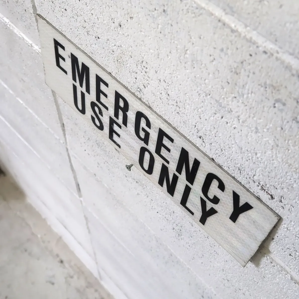 EMERGENCY USE ONLY メタルサイン
