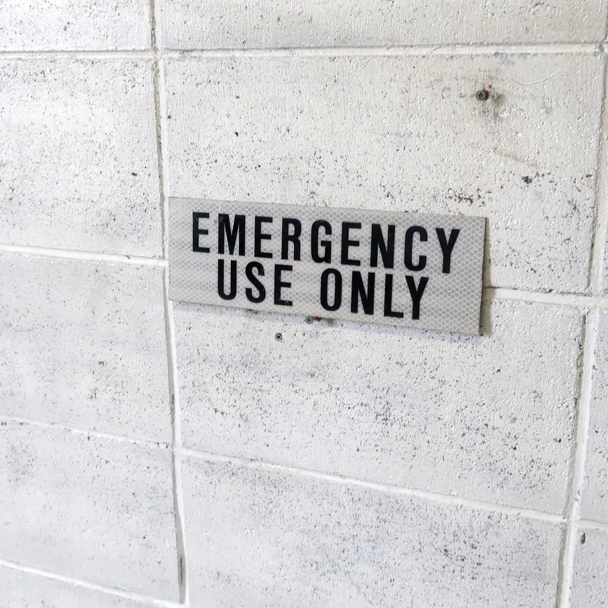 EMERGENCY USE ONLY メタルサイン
