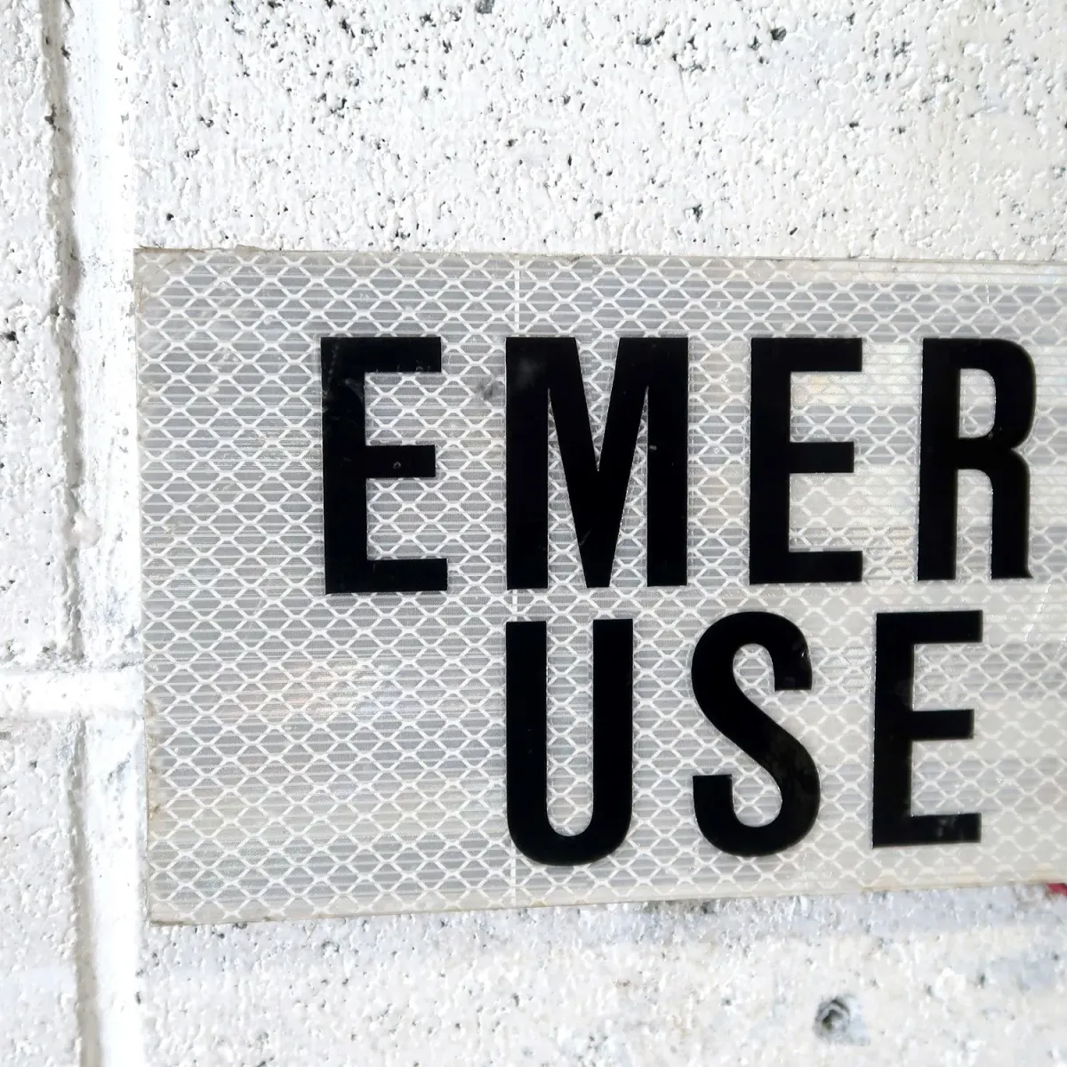 EMERGENCY USE ONLY メタルサイン