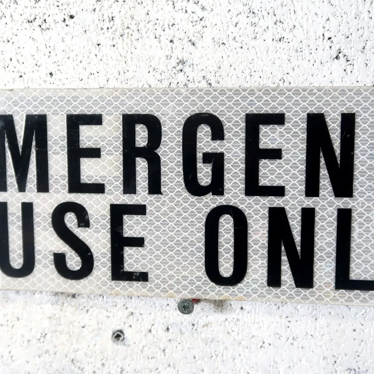 EMERGENCY USE ONLY メタルサイン