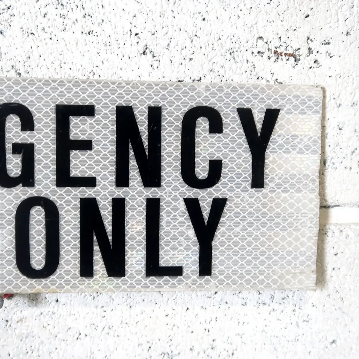 EMERGENCY USE ONLY メタルサイン