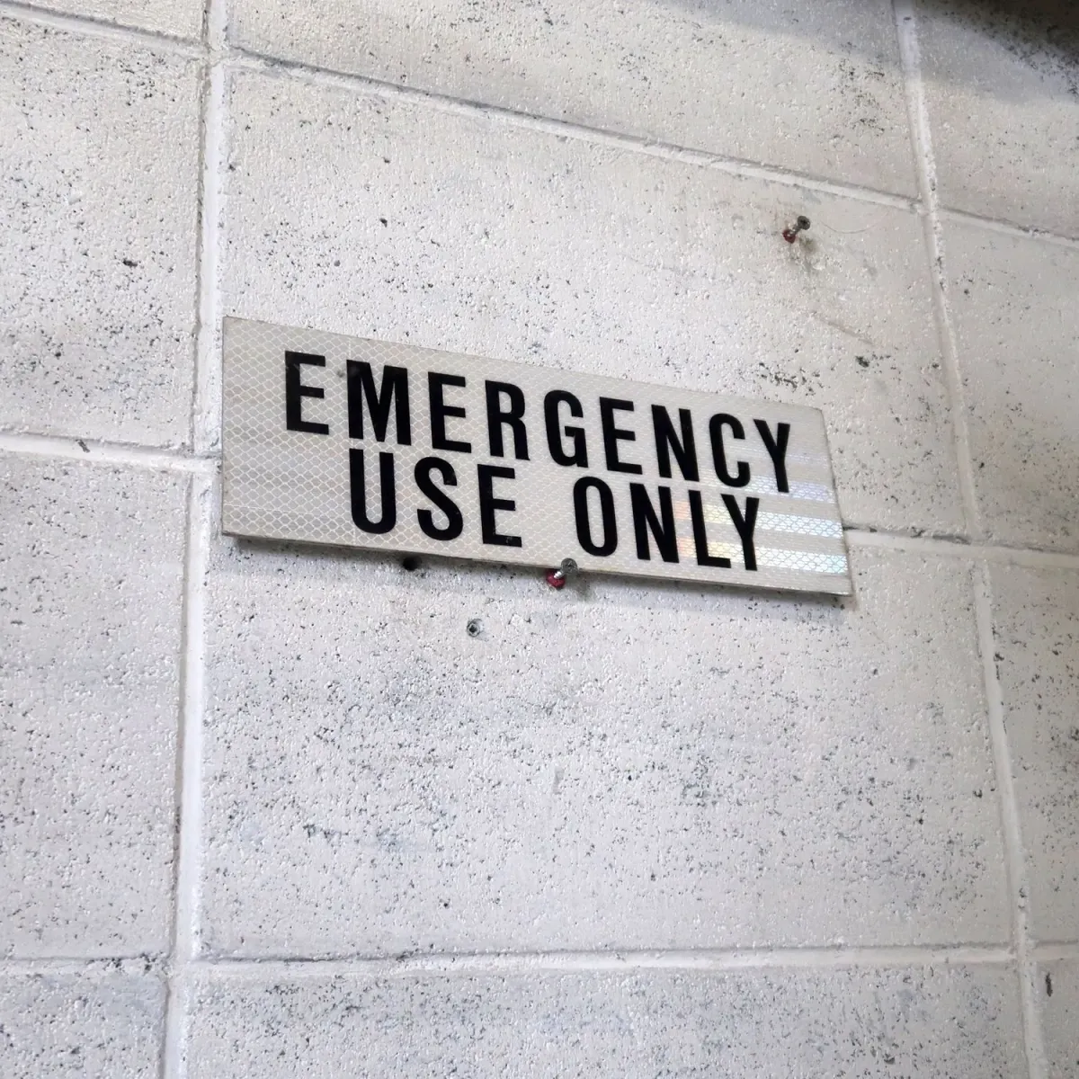 EMERGENCY USE ONLY メタルサイン