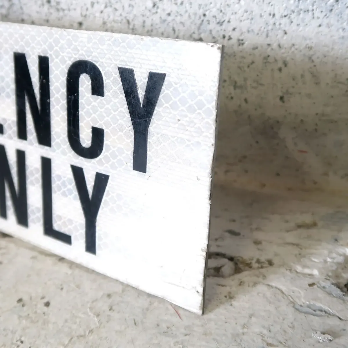 EMERGENCY USE ONLY メタルサイン