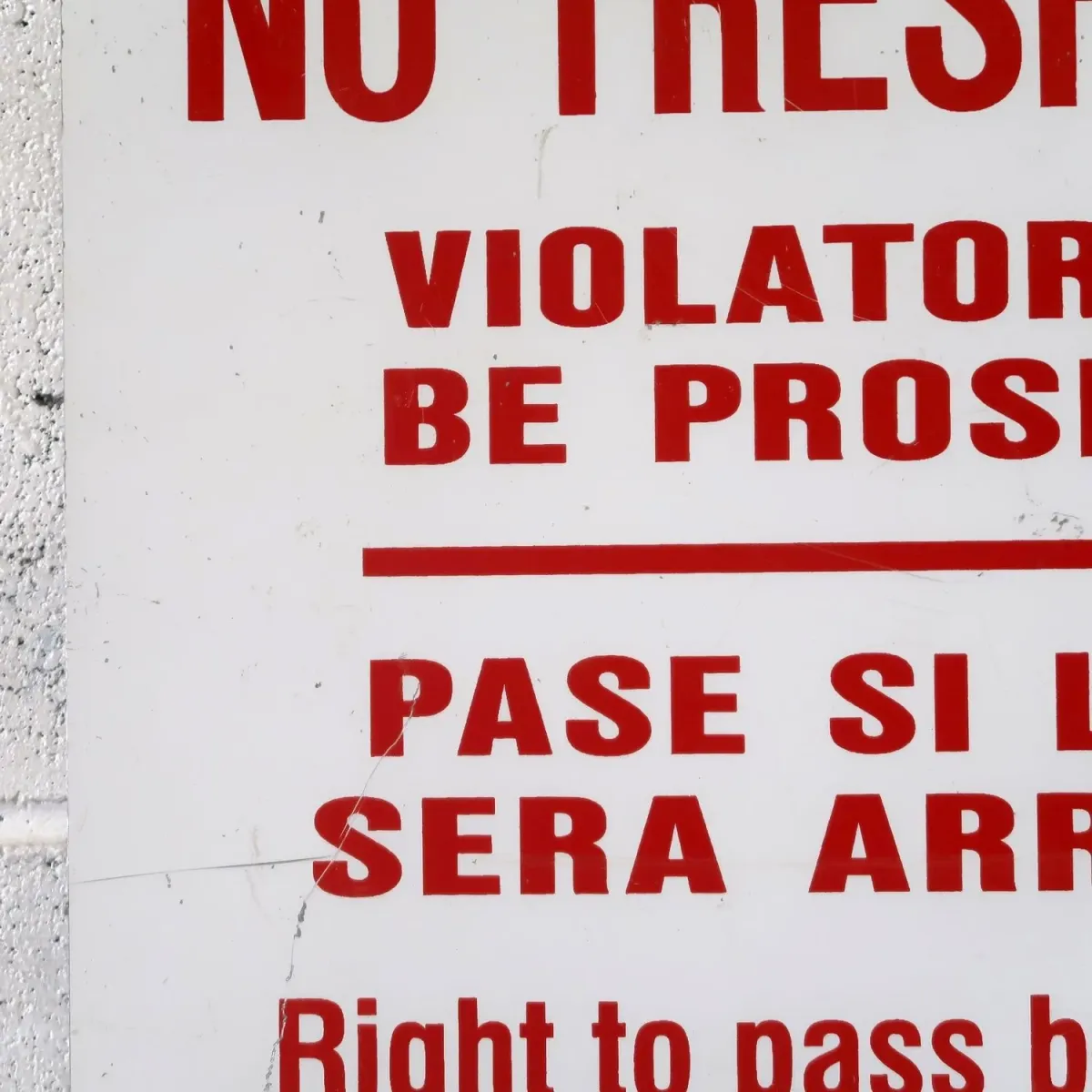 NO TRESPASSING ビンテージ メタルサイン