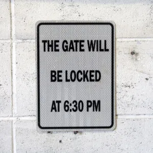 THE GATE WILL BE LOCKED メタルサイン
