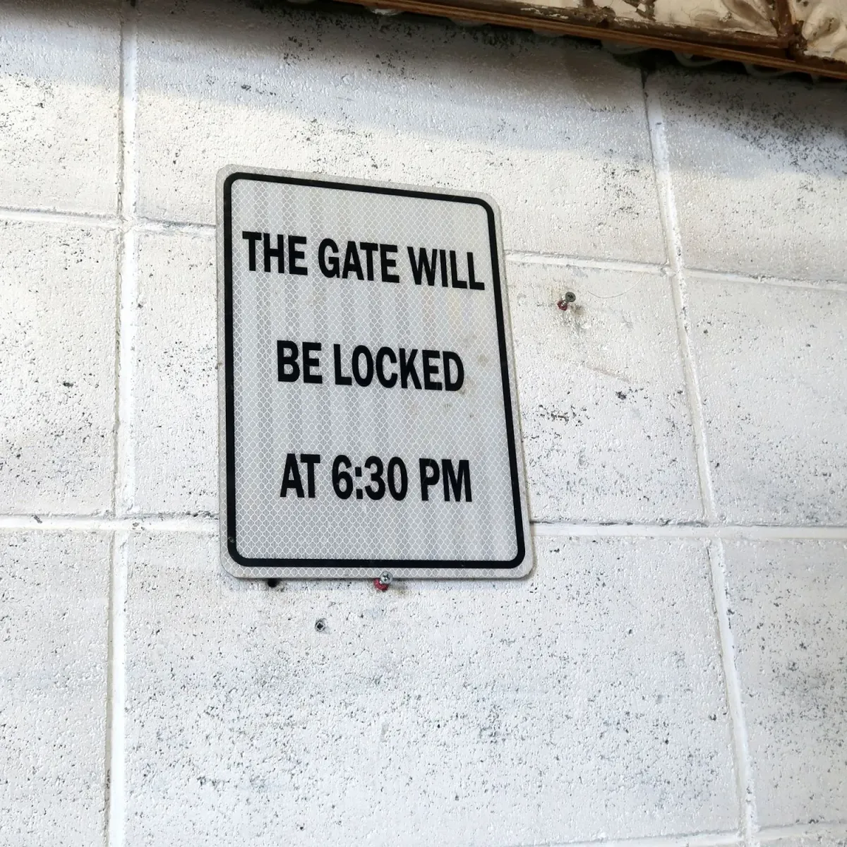 THE GATE WILL BE LOCKED メタルサイン