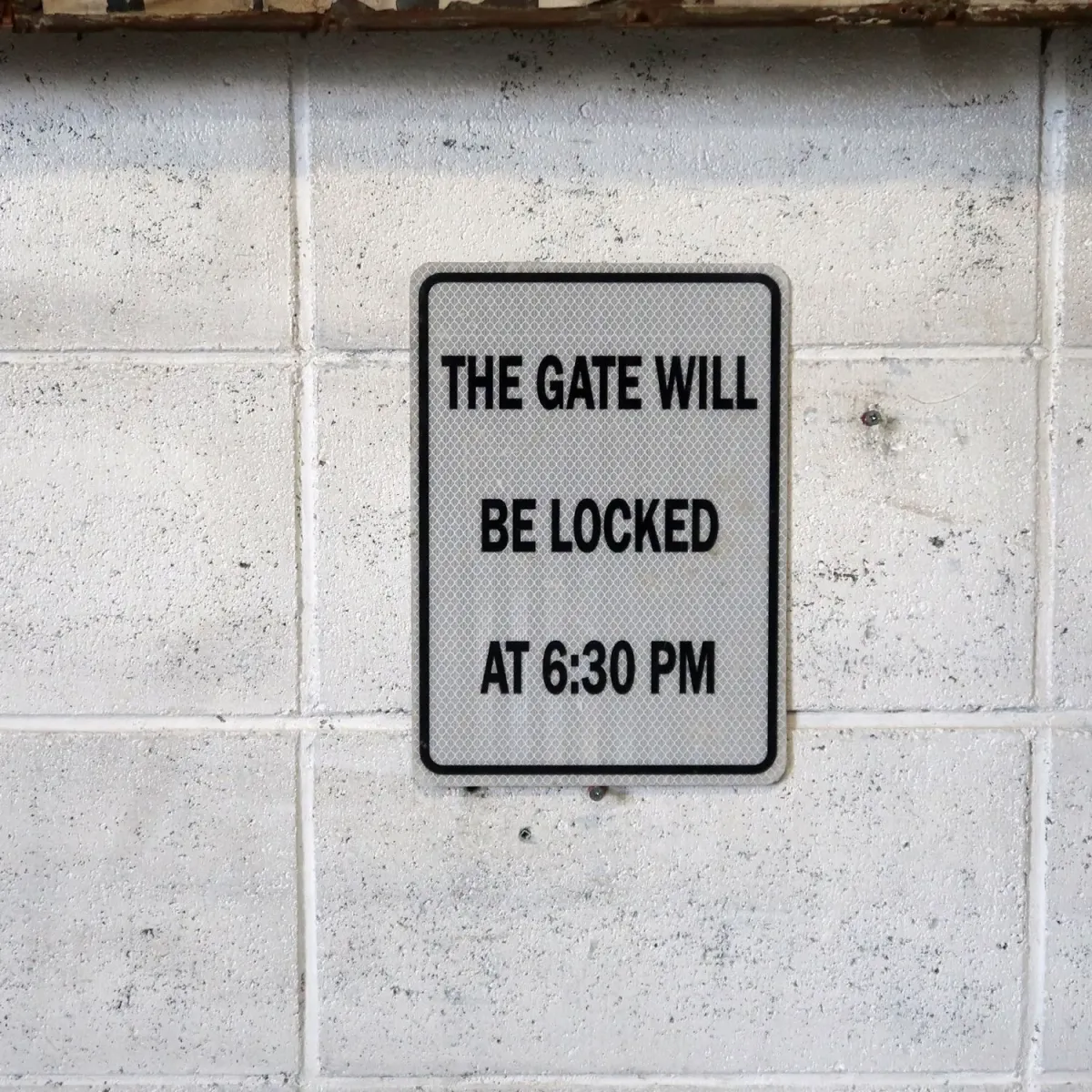 THE GATE WILL BE LOCKED メタルサイン
