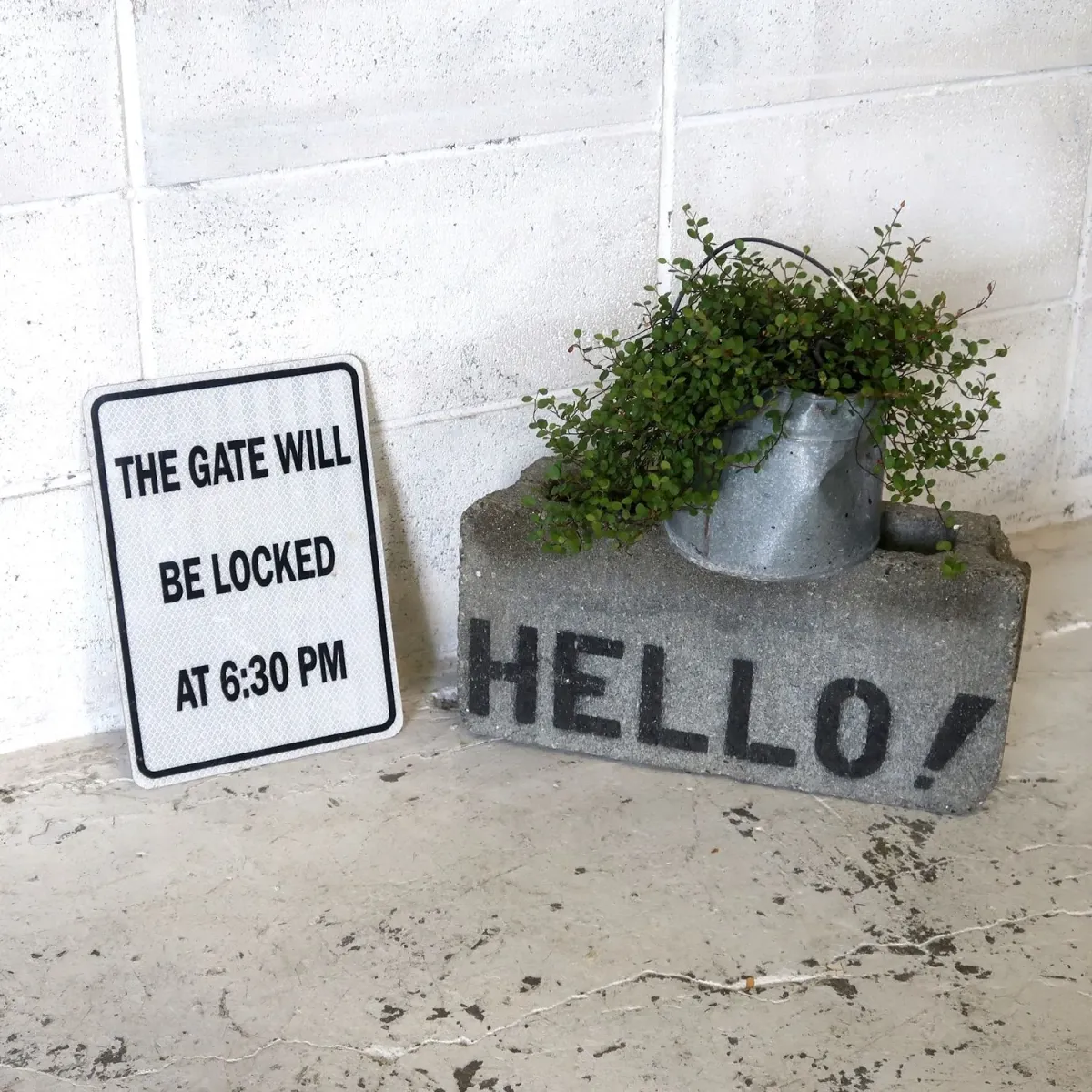 THE GATE WILL BE LOCKED メタルサイン