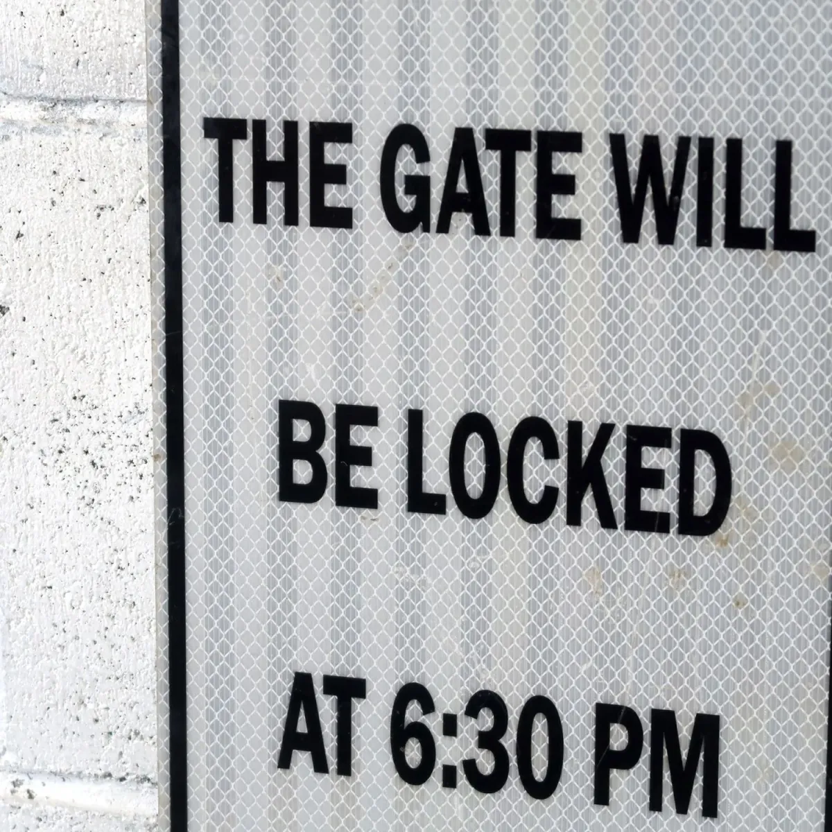 THE GATE WILL BE LOCKED メタルサイン