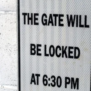 THE GATE WILL BE LOCKED メタルサイン