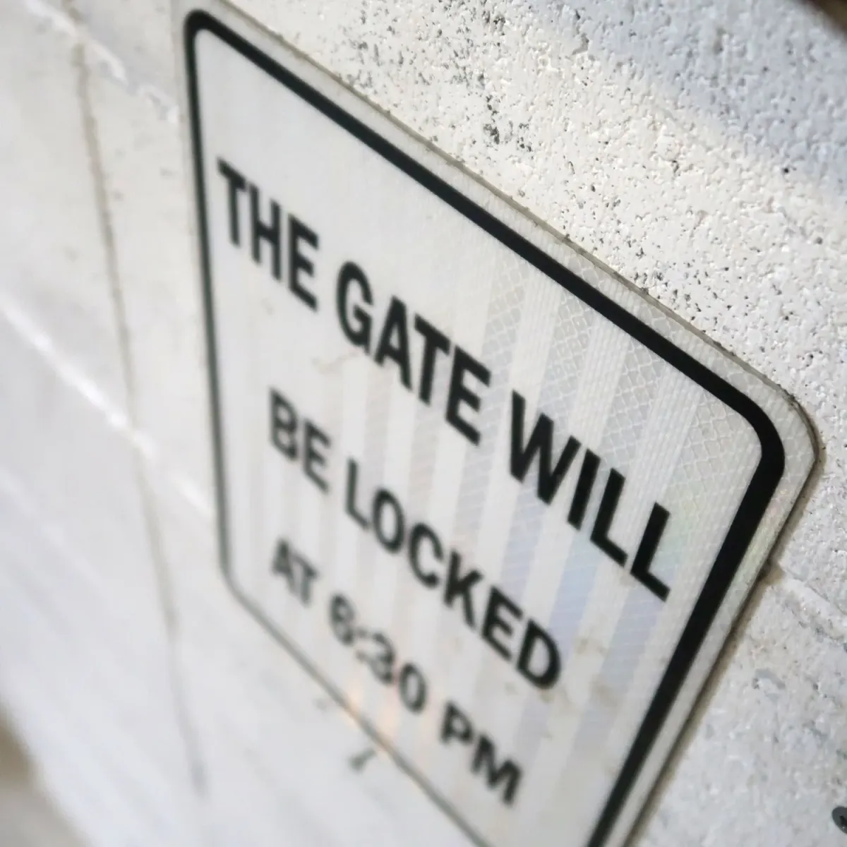 THE GATE WILL BE LOCKED メタルサイン