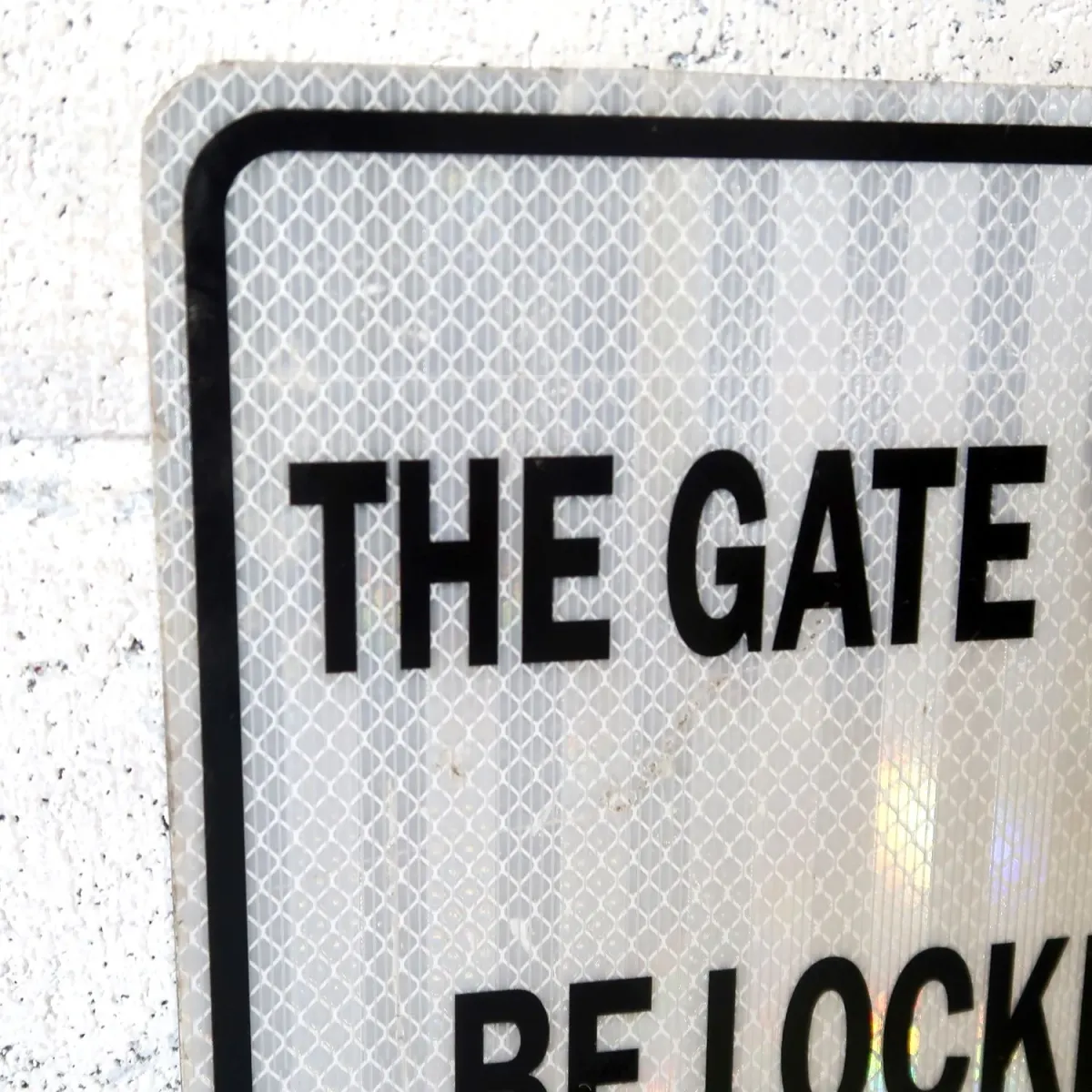 THE GATE WILL BE LOCKED メタルサイン
