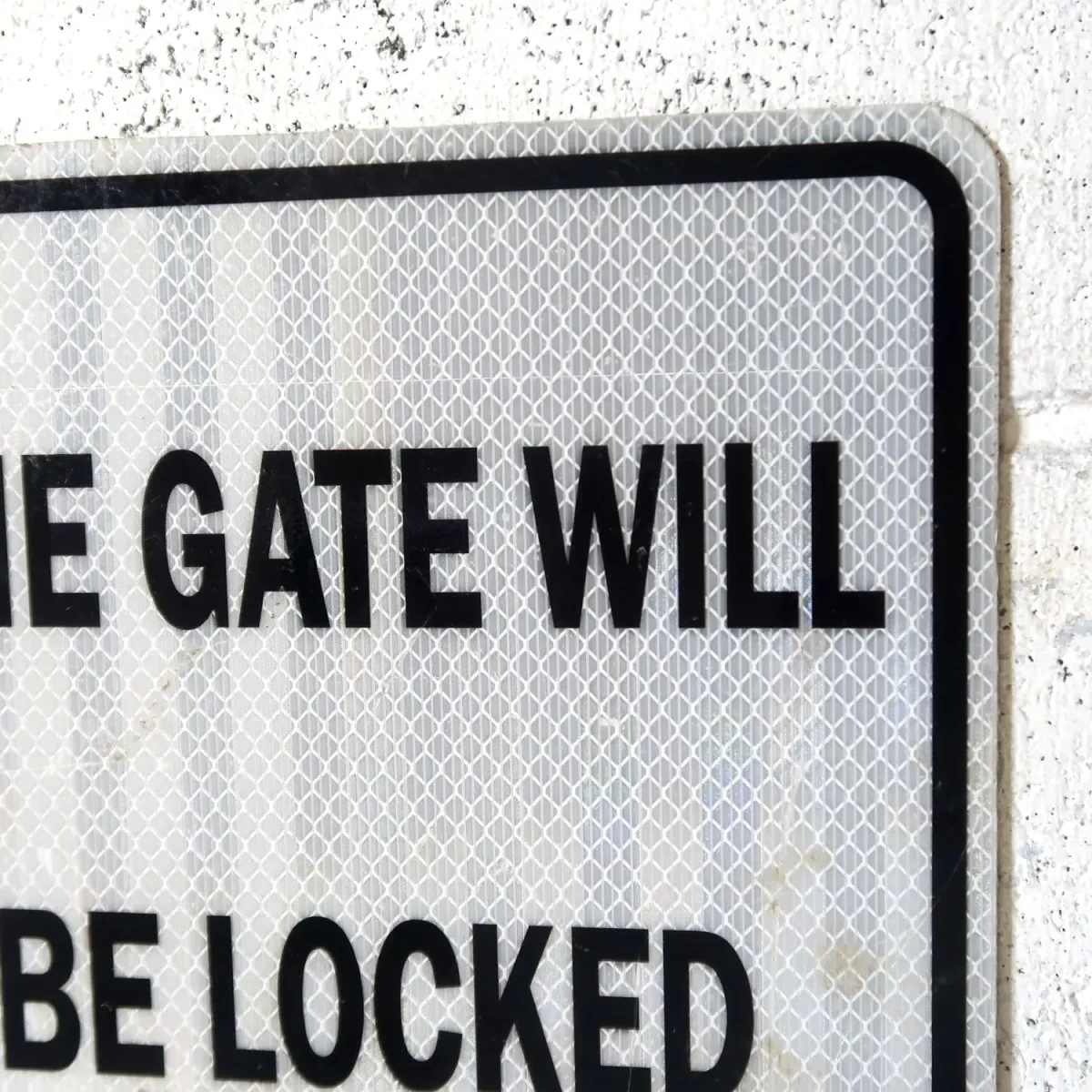 THE GATE WILL BE LOCKED メタルサイン