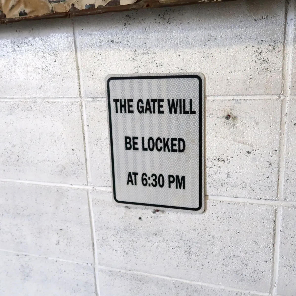THE GATE WILL BE LOCKED メタルサイン