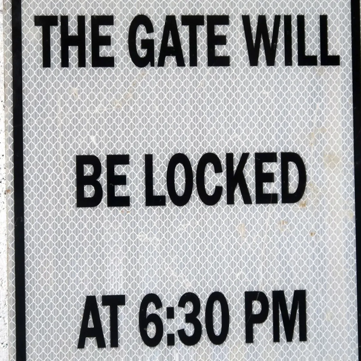 THE GATE WILL BE LOCKED メタルサイン