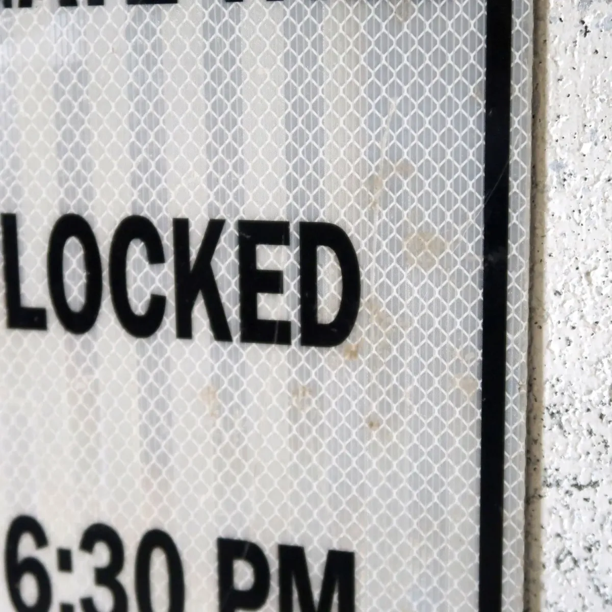 THE GATE WILL BE LOCKED メタルサイン