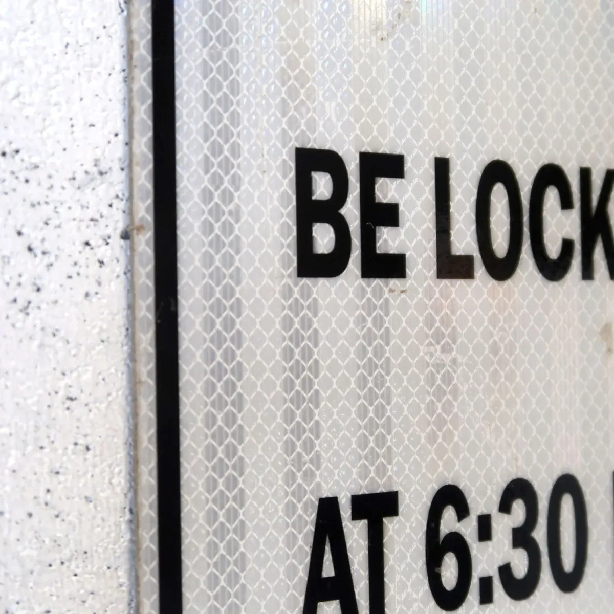 THE GATE WILL BE LOCKED メタルサイン