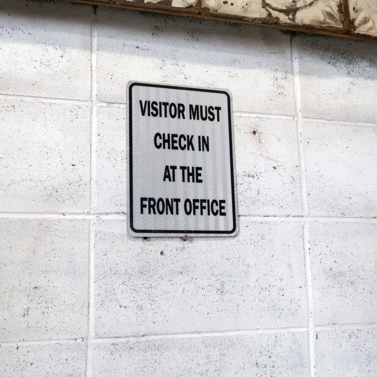 VISITOR MUST CHECK IN メタルサイン
