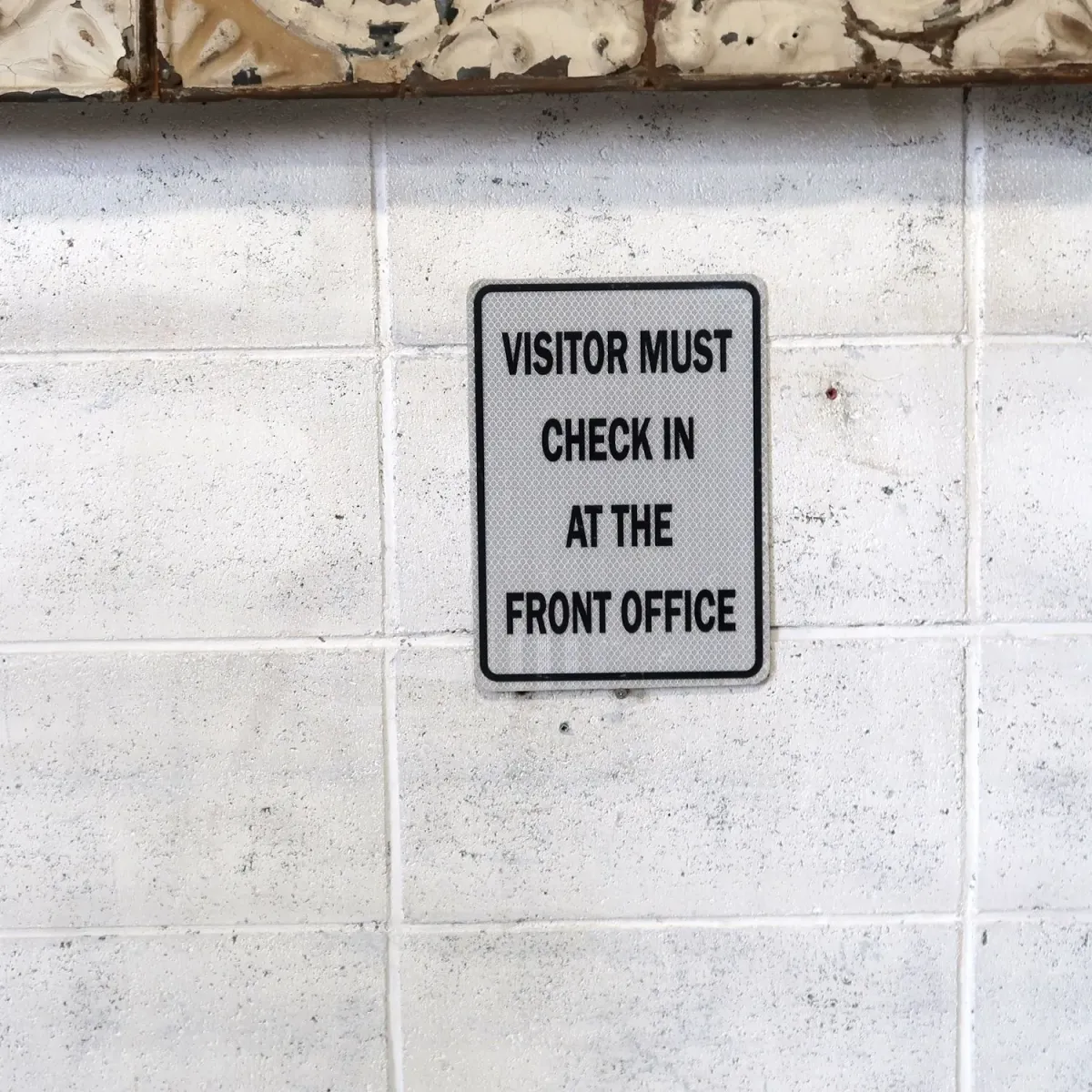 VISITOR MUST CHECK IN メタルサイン