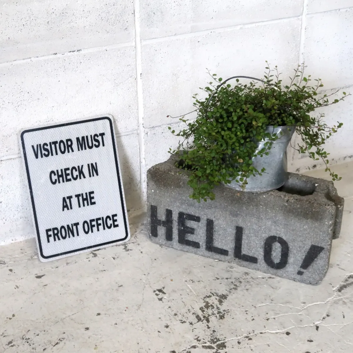 VISITOR MUST CHECK IN メタルサイン