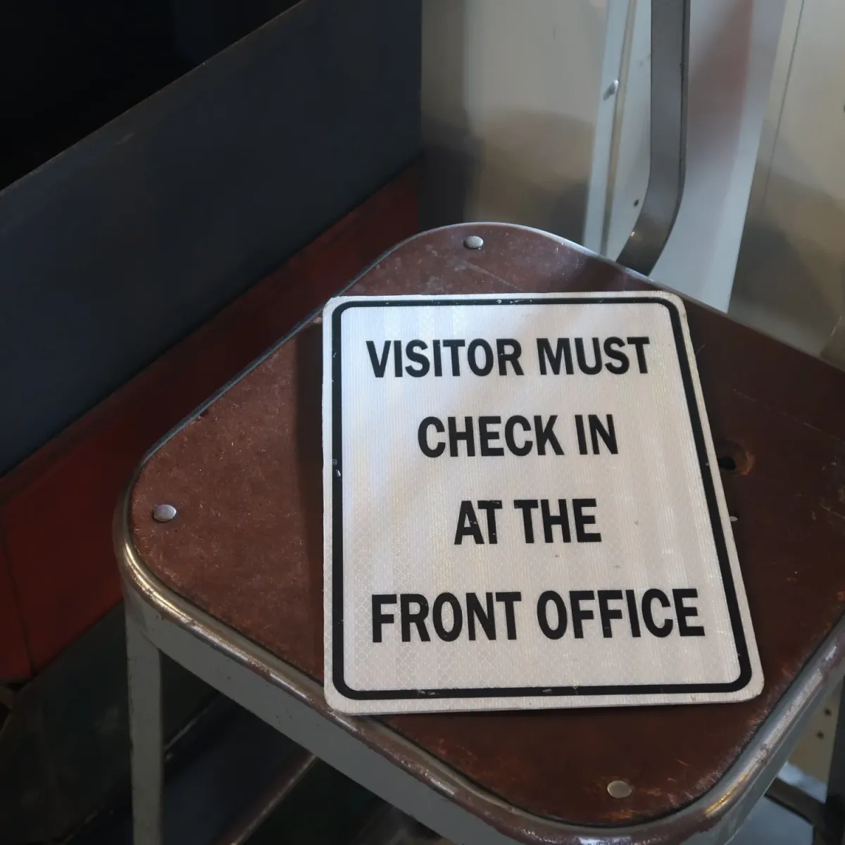 VISITOR MUST CHECK IN メタルサイン
