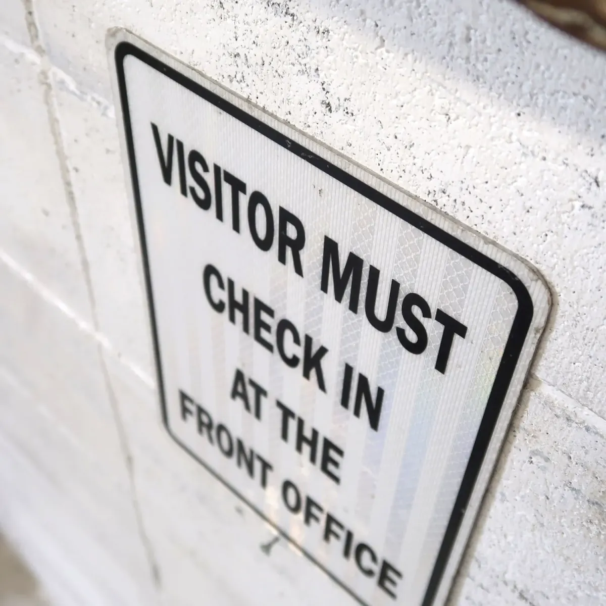 VISITOR MUST CHECK IN メタルサイン