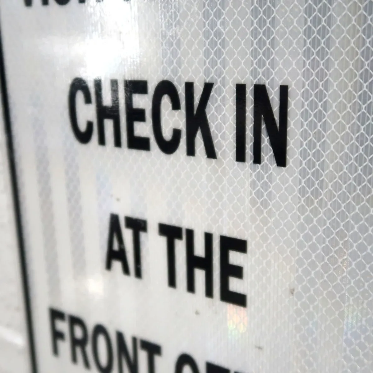 VISITOR MUST CHECK IN メタルサイン