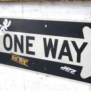 ONE WAY ロードサイン