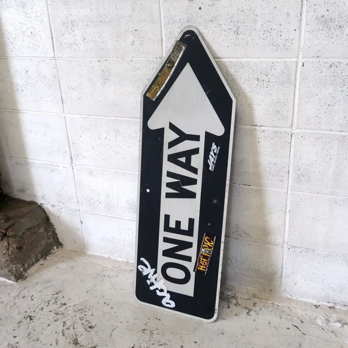 ONE WAY ロードサイン