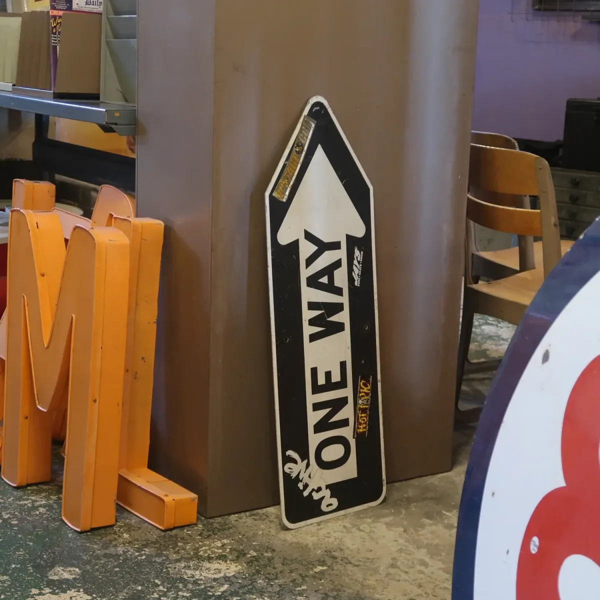 ONE WAY ロードサイン