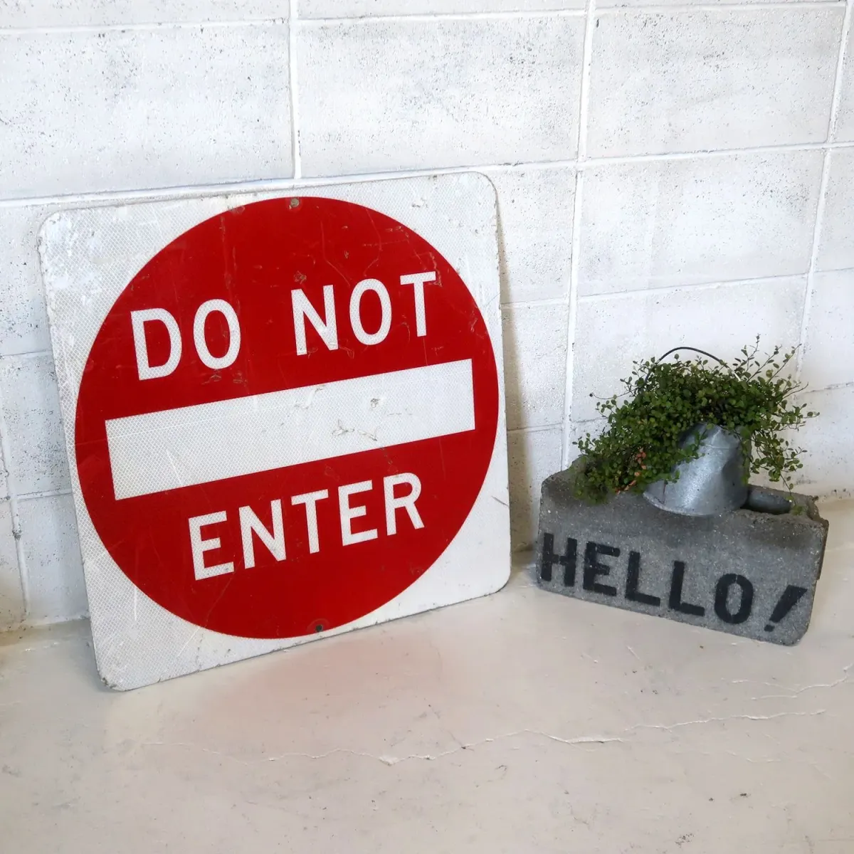 DO NOT ENTER ロードサイン