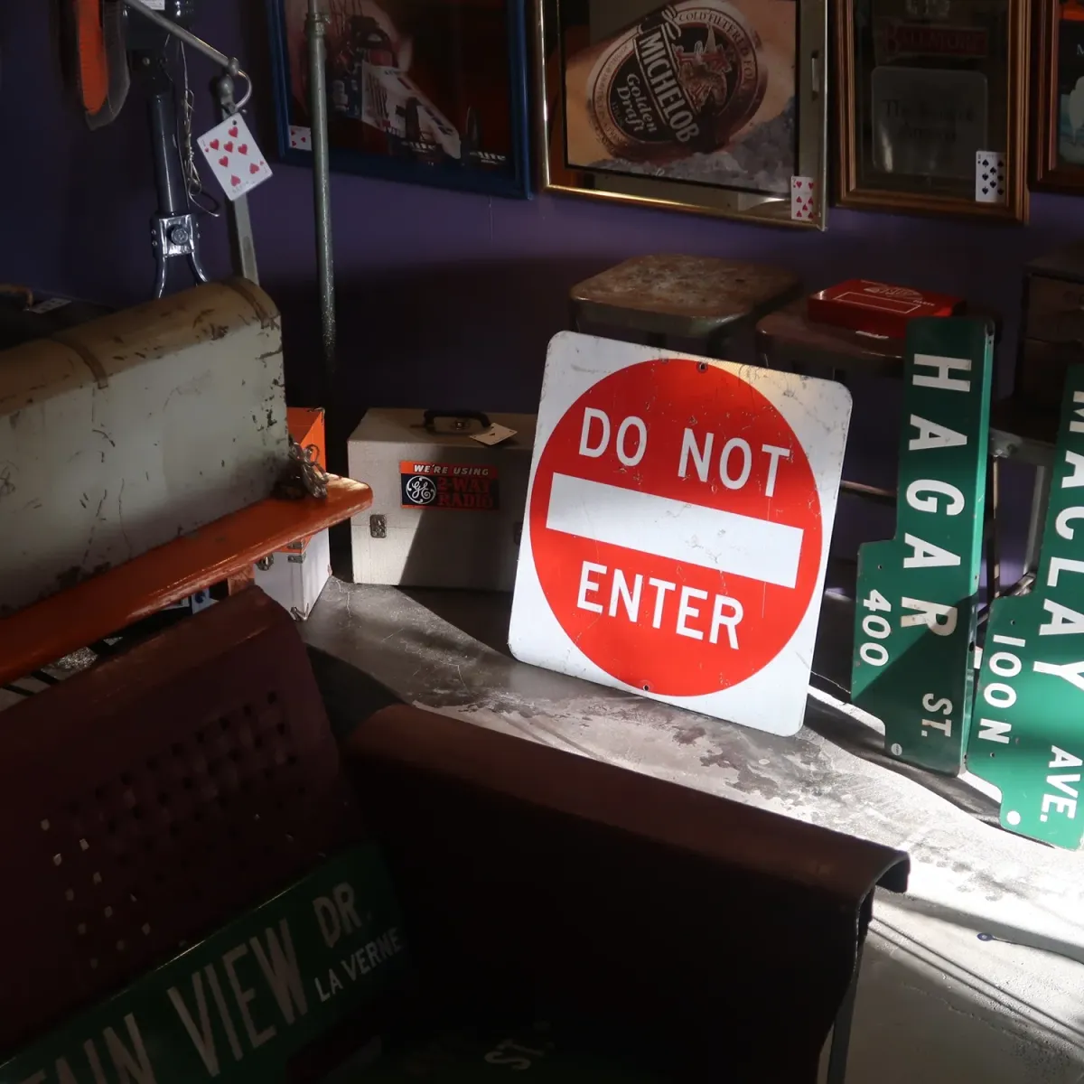 DO NOT ENTER ロードサイン