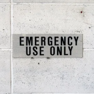 EMERGENCY USE ONLY メタルサイン