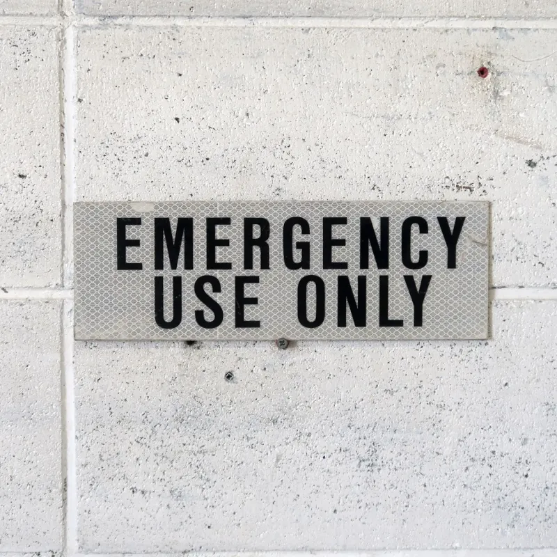 EMERGENCY USE ONLY メタルサイン