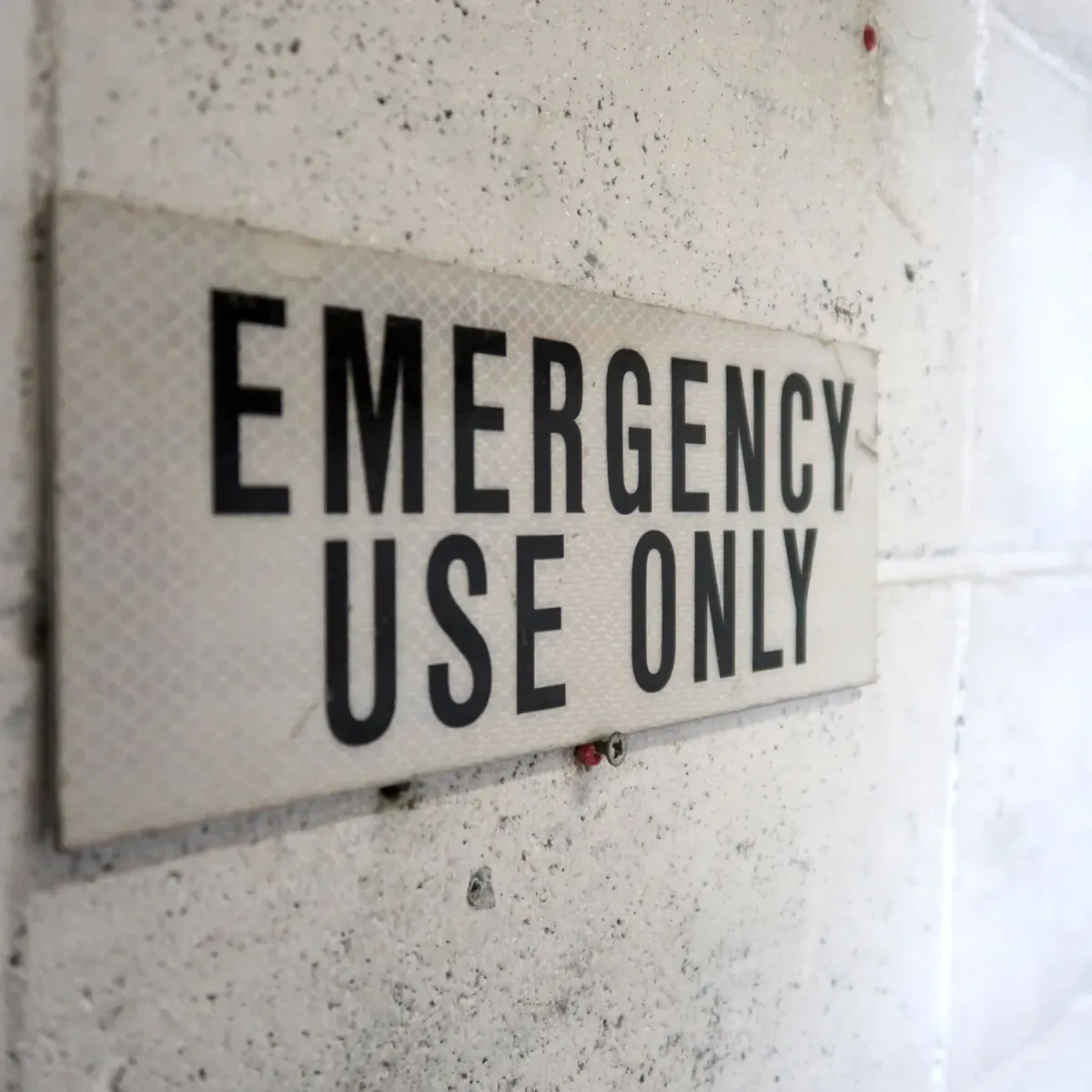 EMERGENCY USE ONLY メタルサイン