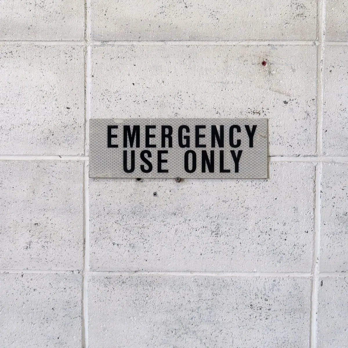 EMERGENCY USE ONLY メタルサイン