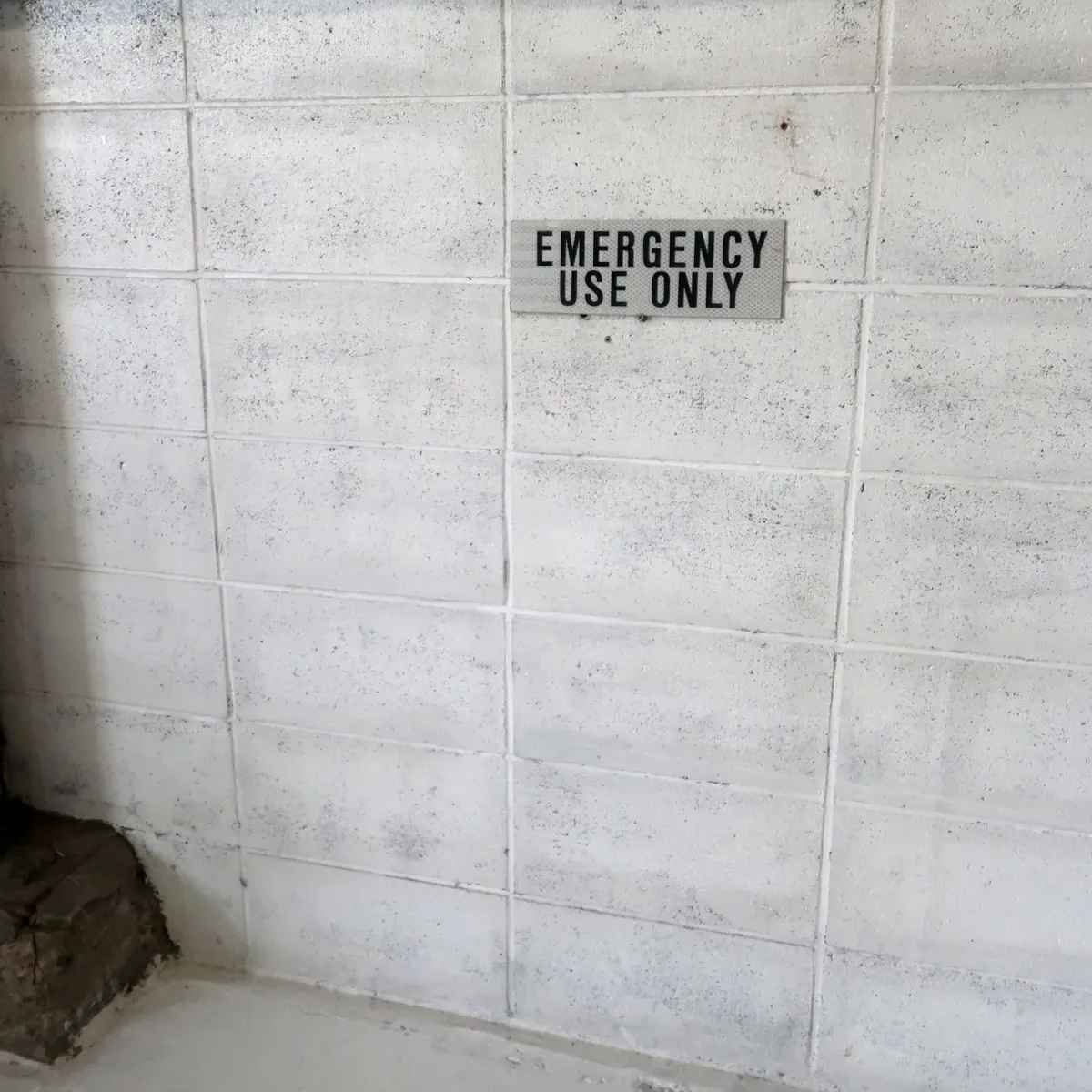 EMERGENCY USE ONLY メタルサイン