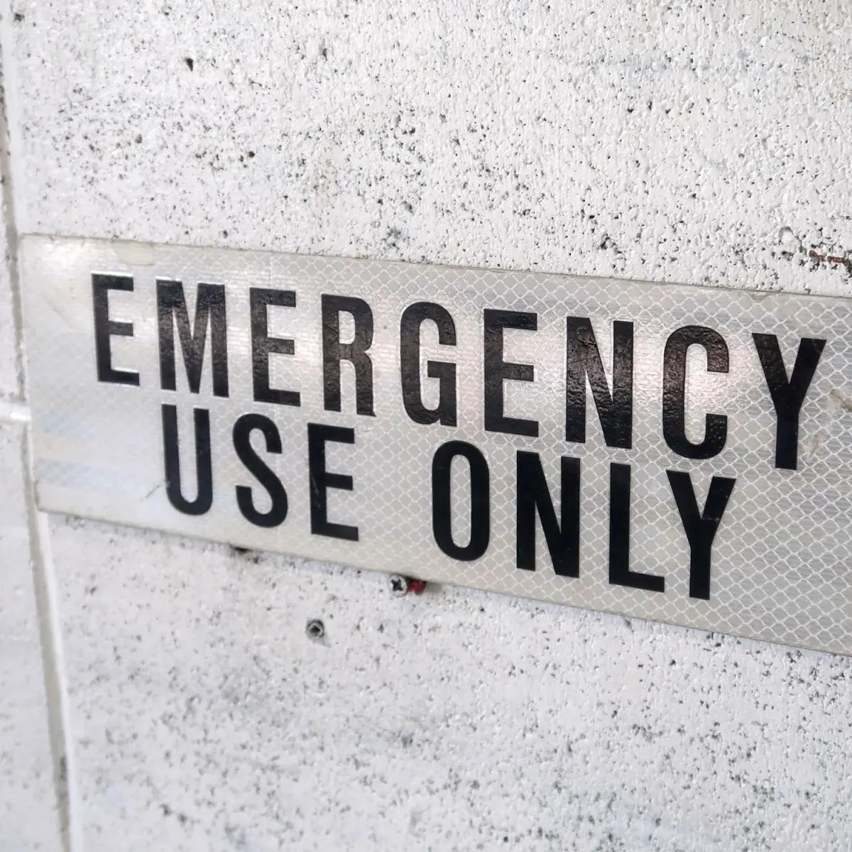 EMERGENCY USE ONLY メタルサイン