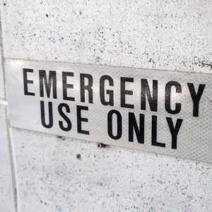 EMERGENCY USE ONLY メタルサイン