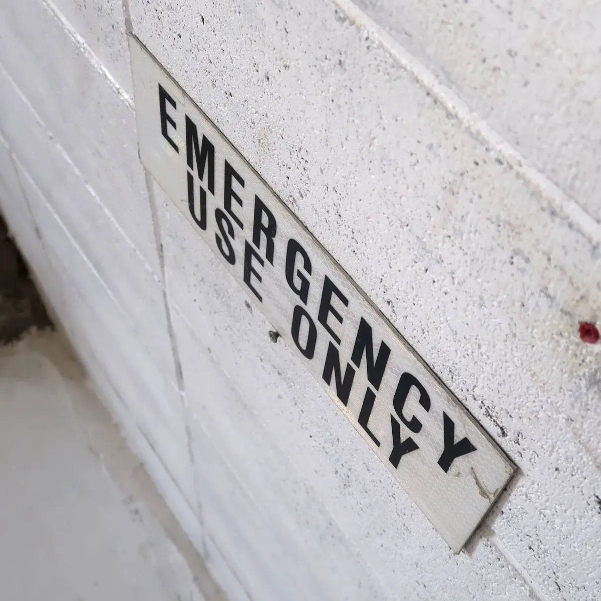 EMERGENCY USE ONLY メタルサイン