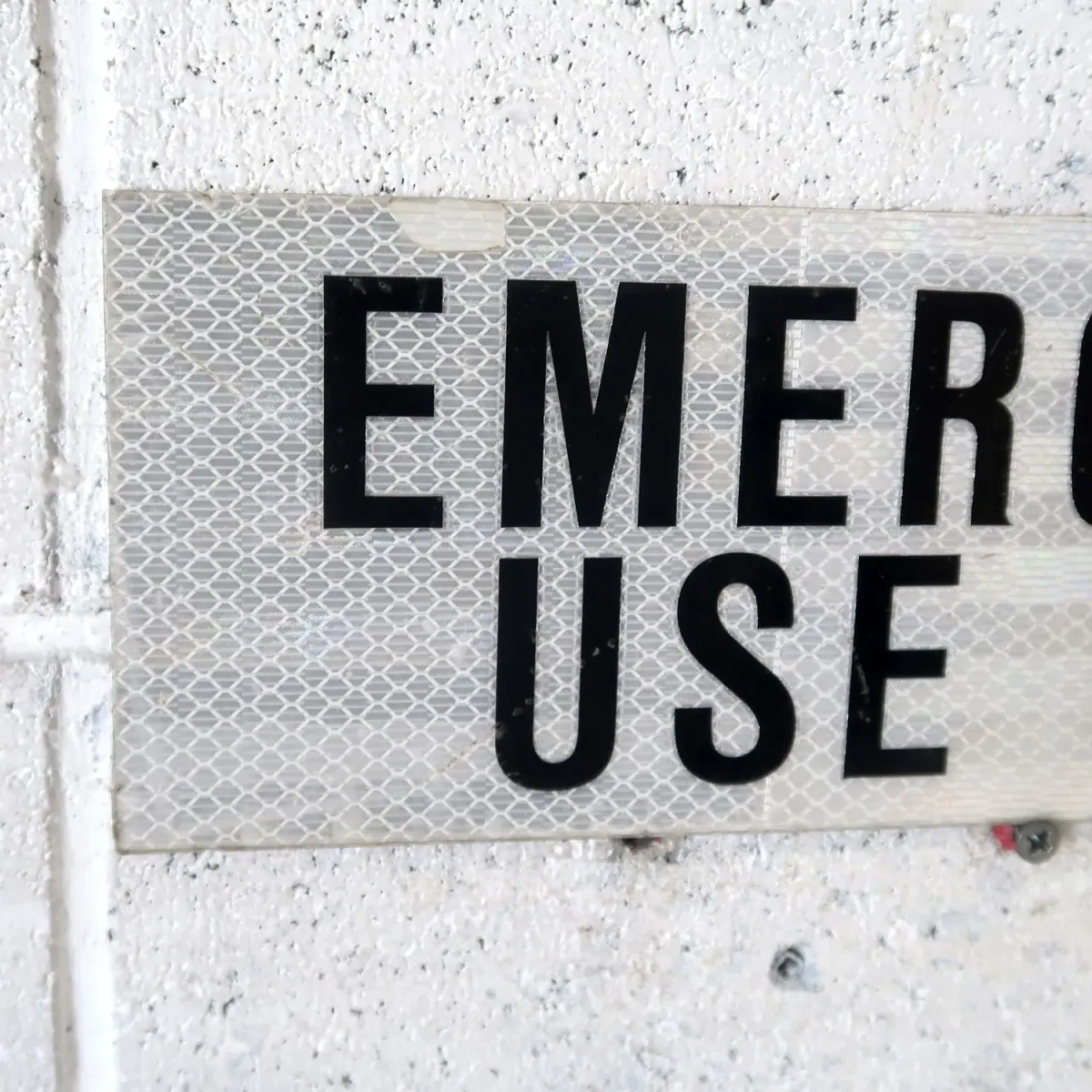 EMERGENCY USE ONLY メタルサイン