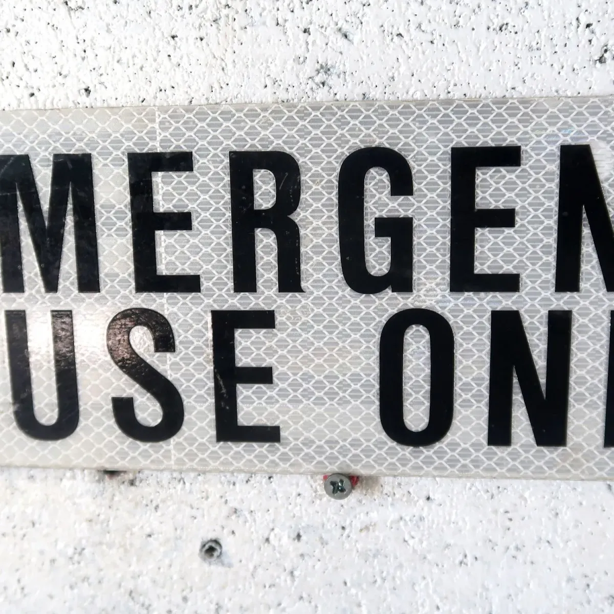EMERGENCY USE ONLY メタルサイン