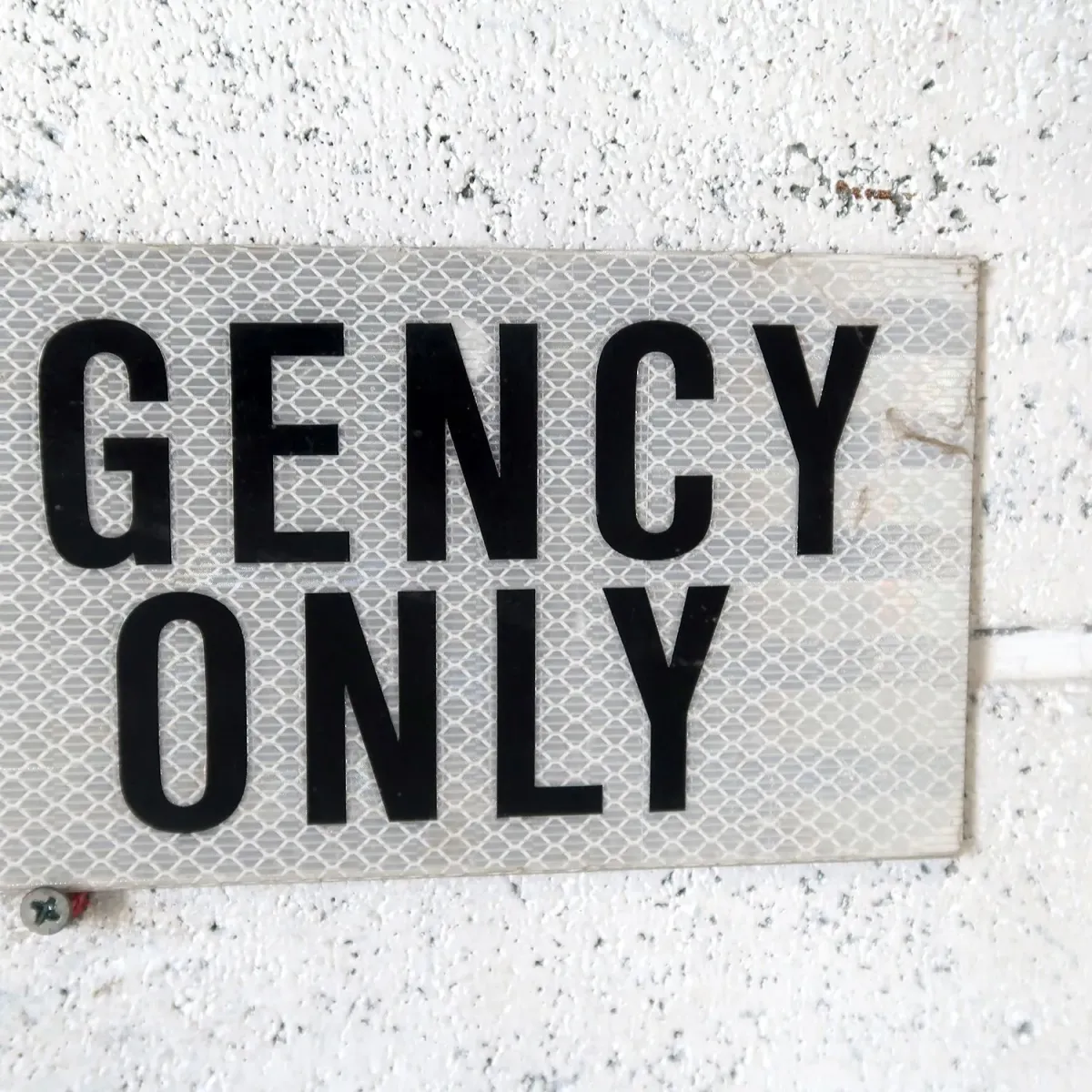 EMERGENCY USE ONLY メタルサイン