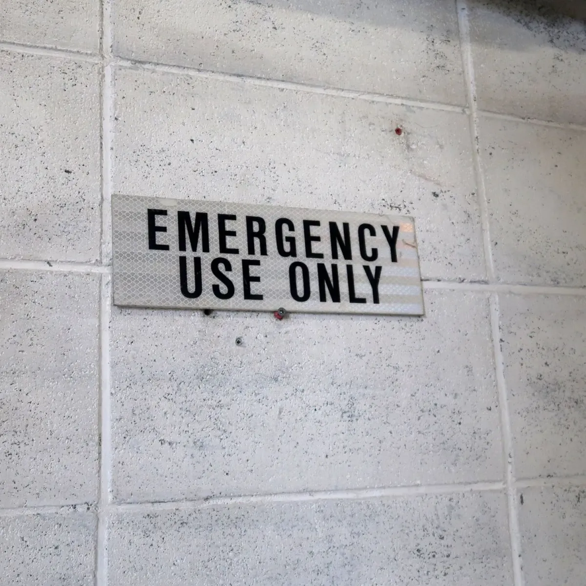EMERGENCY USE ONLY メタルサイン