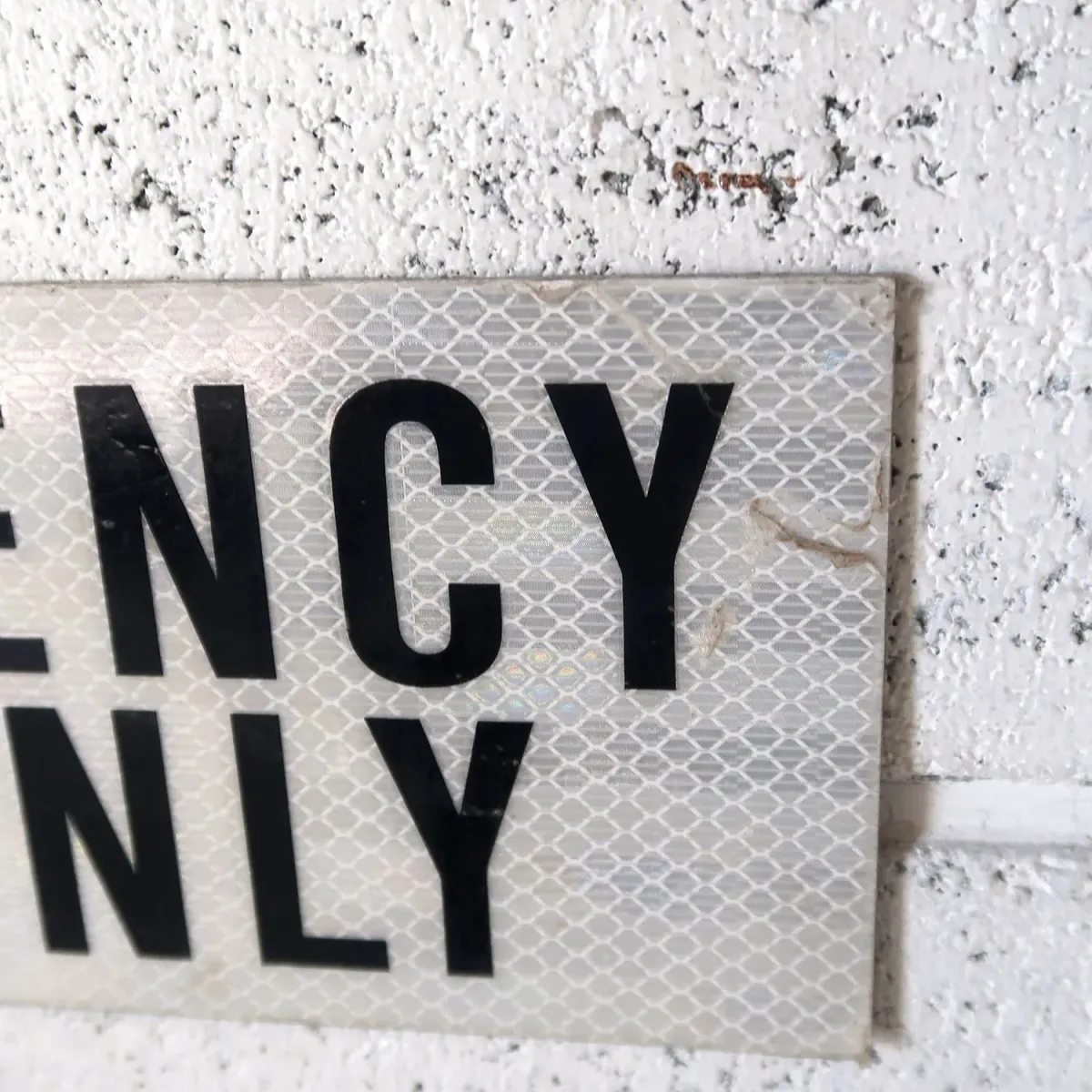 EMERGENCY USE ONLY メタルサイン