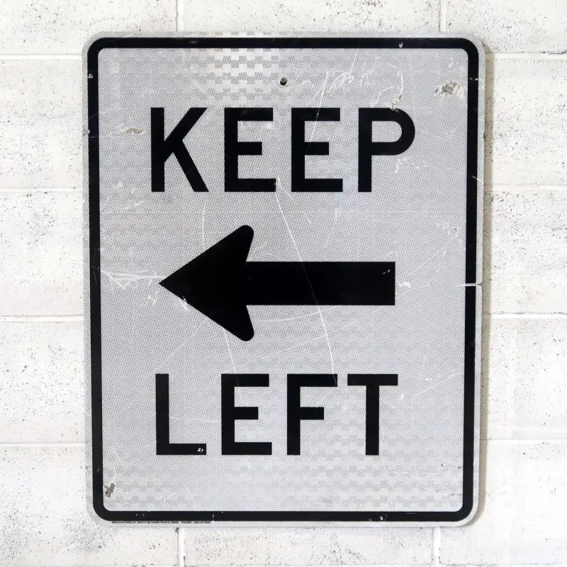 KEEP LEFT ロードサイン