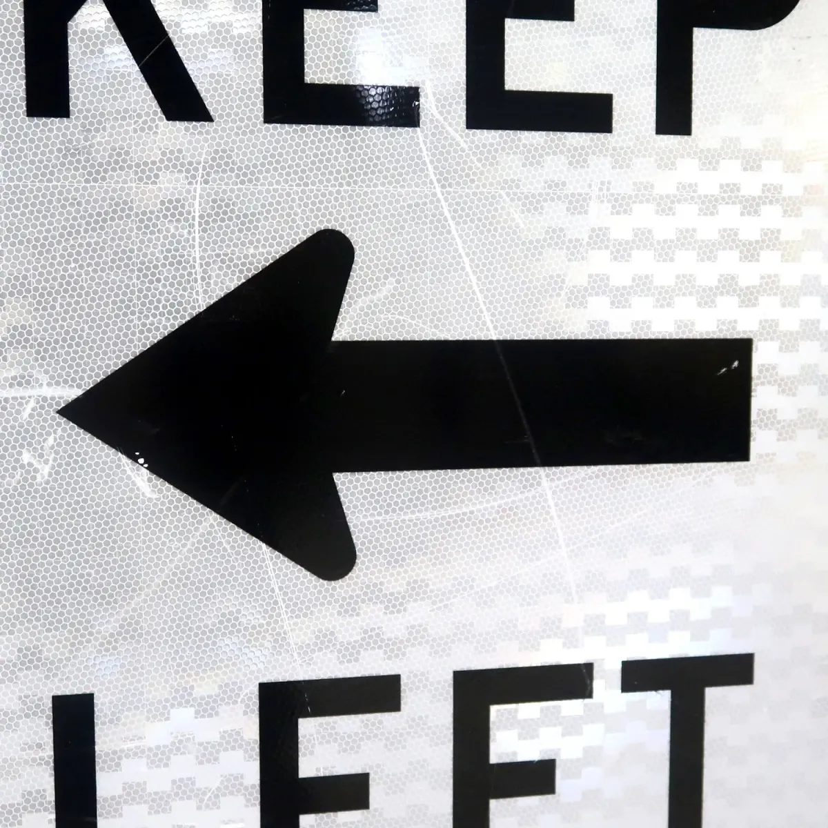 KEEP LEFT ロードサイン