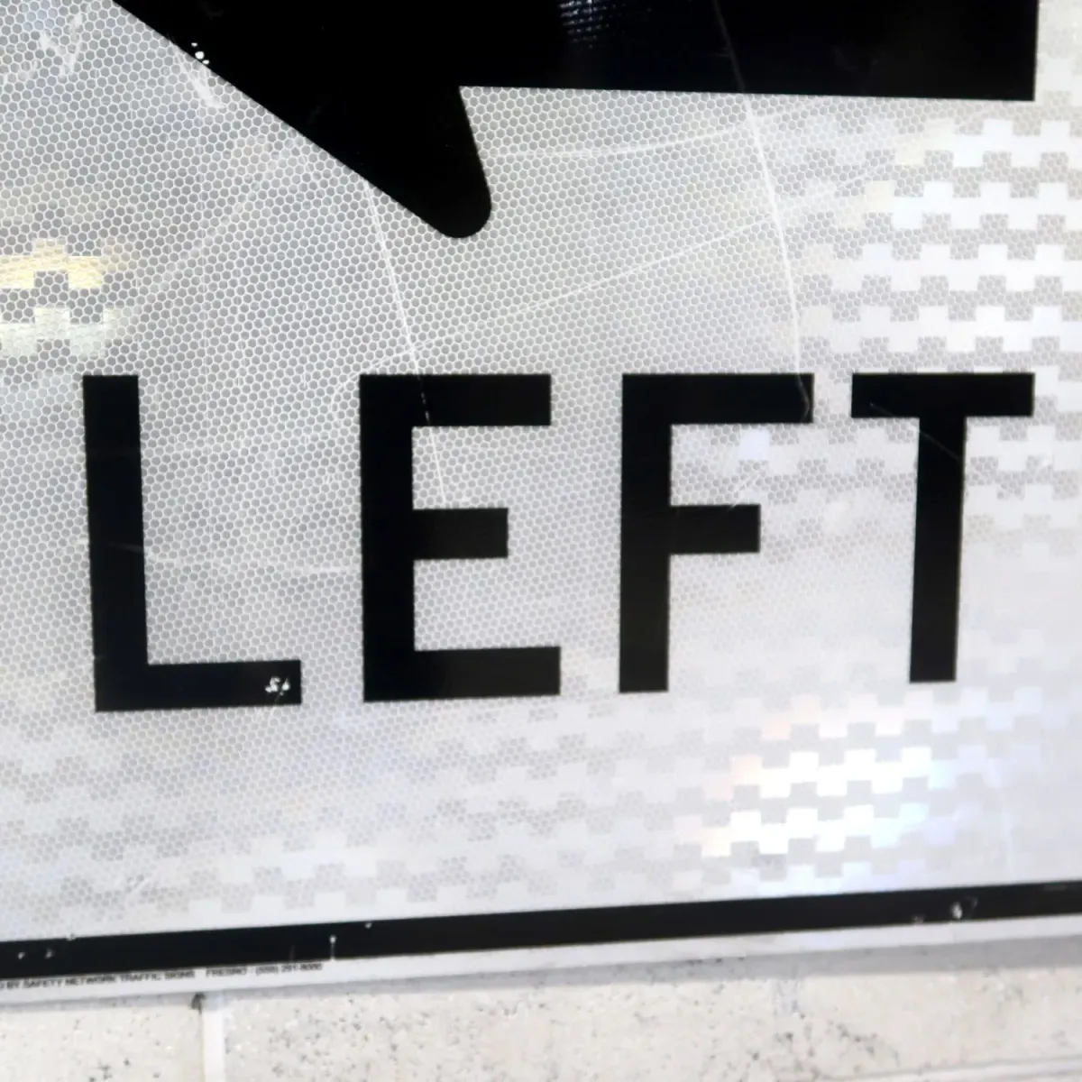 KEEP LEFT ロードサイン