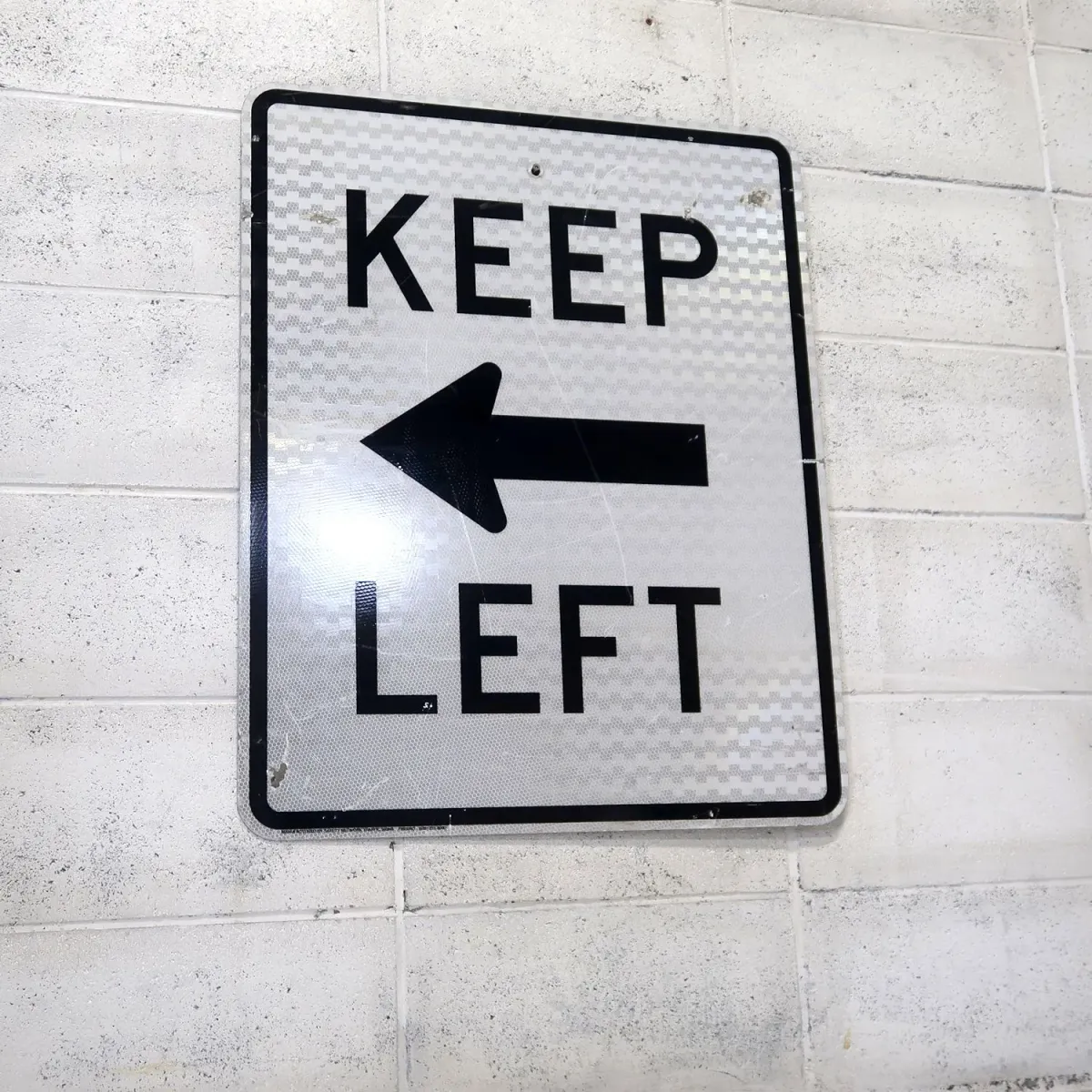 KEEP LEFT ロードサイン
